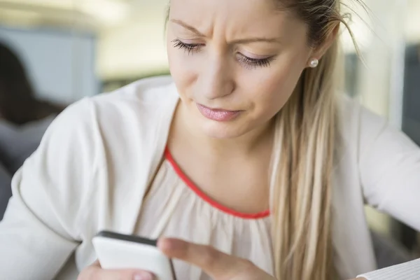 Messaggi di testo da donna d'affari — Foto Stock