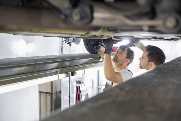 Wartungsingenieure reparieren Auto — Stockfoto