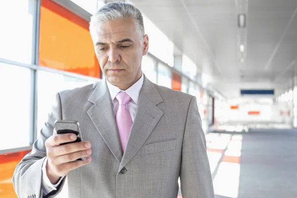 Empresario usando teléfono inteligente — Foto de Stock