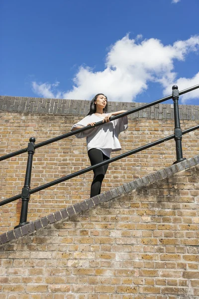 Mujer mirando hacia otro lado — Foto de Stock