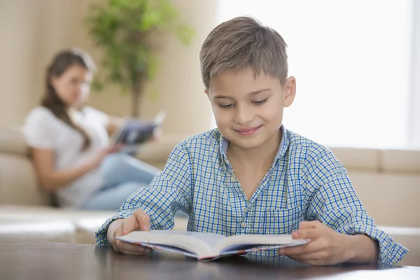 Libro de lectura niño — Foto de Stock