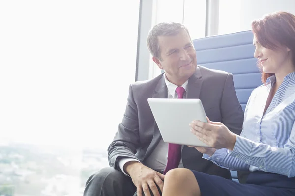 Zakelijke mensen met behulp van tablet pc — Stockfoto