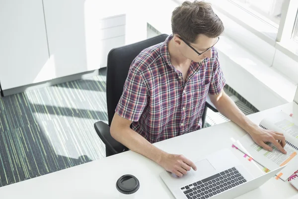 Geschäftsmann arbeitet am Schreibtisch — Stockfoto