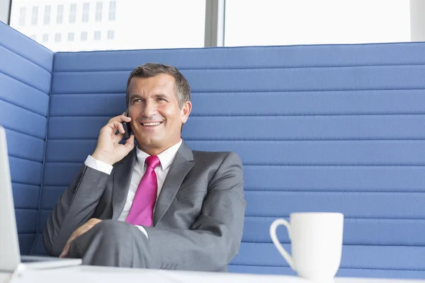Businessman talking on cell phone — Stock Photo, Image