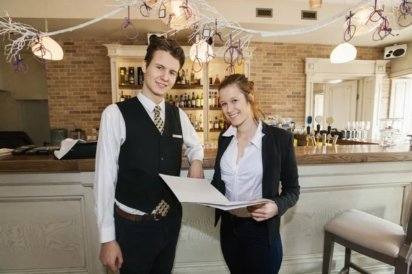 Ober en serveerster permanent in restaurant — Stockfoto