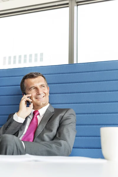 Businessman talking on cell phone — Stock Photo, Image