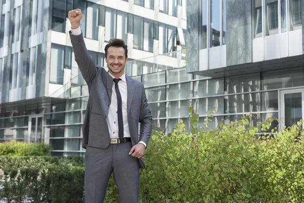 Zakenman met arm aan de orde gesteld permanent — Stockfoto