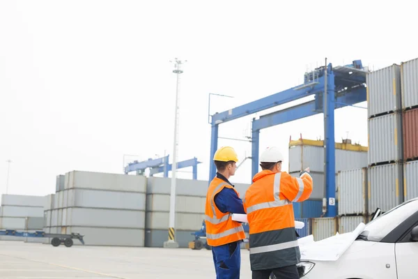 Trabajadores discutiendo sobre el plan — Foto de Stock