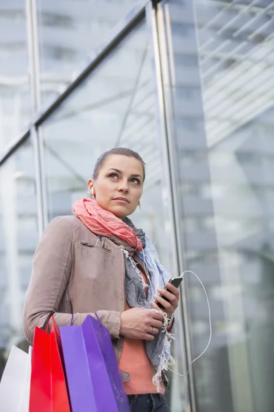 Frau hört Musik — Stockfoto