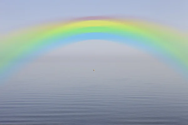 Rainbow over meer — Stockfoto