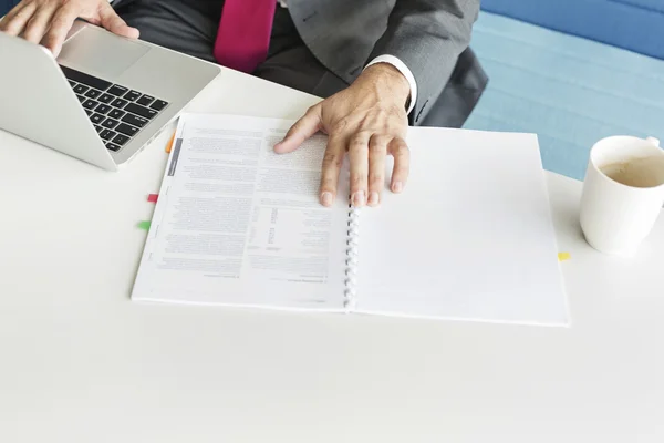 Homme d'affaires assis au bureau — Photo