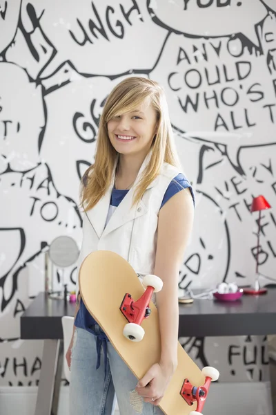 Adolescente ragazza in possesso di skateboard — Foto Stock