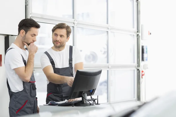 Mechanics having conversatio — Stock Photo, Image