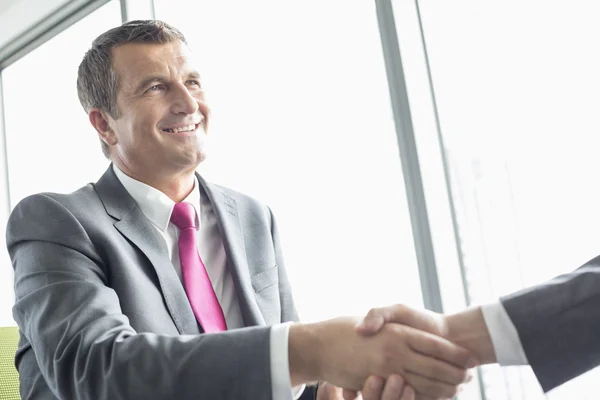 Businessman shaking hands with partner — Stock Photo, Image