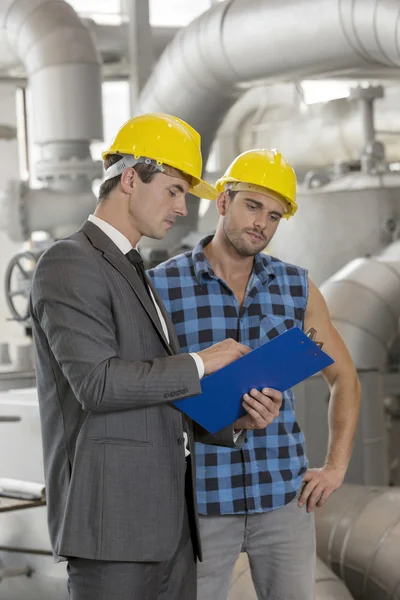 Manual worker with supervisor discussing — Stock Photo, Image