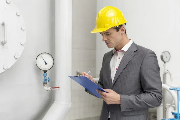Supervisor que inspecciona o gasoduto — Fotografia de Stock