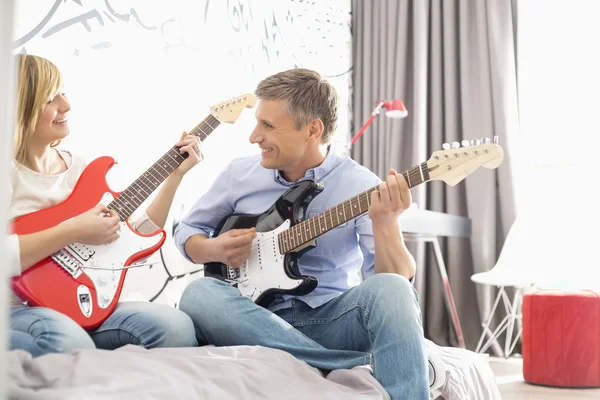 Father and daughter playing electric guitars — Stock Photo, Image