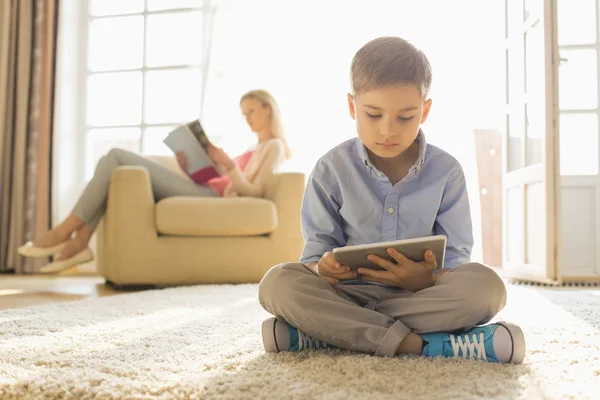 Jongen met digitale tablet — Stockfoto