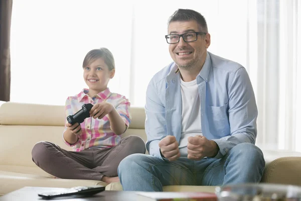 Отец и дочь наслаждаются видеоигрой — стоковое фото