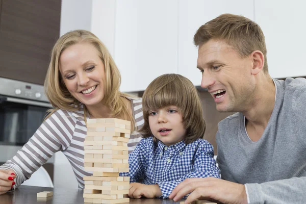 Ouders en zoon spelen met houtblokken — Stockfoto