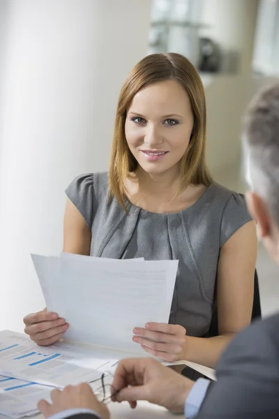 Geschäftsfrau mit Dokumenten — Stockfoto