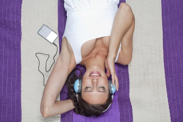 Woman listening to music — Stock Photo, Image