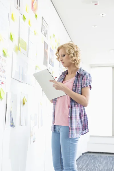 Businesswoman writing notes — Stock Photo, Image