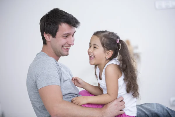 Padre e hija sonriendo — Foto de Stock