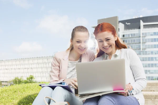 Students using laptop — Stock Photo, Image
