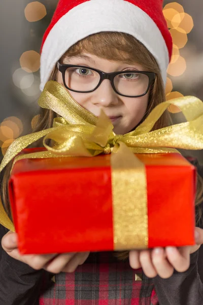 Meisje houden verpakt kerstcadeau — Stockfoto