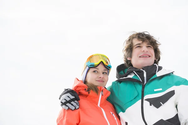 Couple debout contre un ciel dégagé — Photo