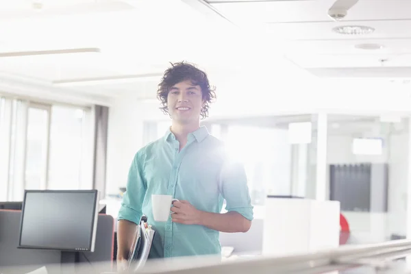 Homme d'affaires prenant un café — Photo