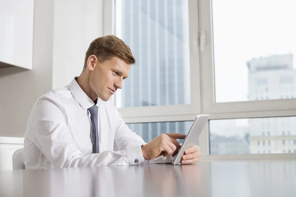 Zakenman die digitale tablet gebruikt — Stockfoto