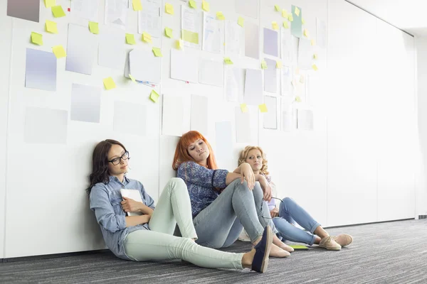 Businesswomen sitting on floor — Stock Photo, Image