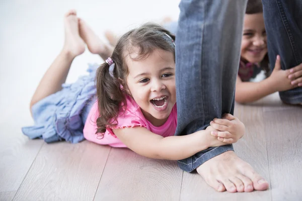 Padre trascinando le ragazze — Foto Stock