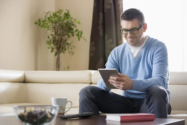 Uomo utilizzando tablet pc — Foto Stock