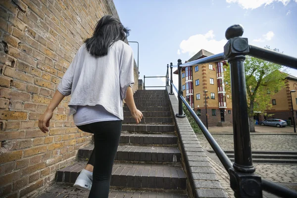 Femme montant les escaliers — Photo