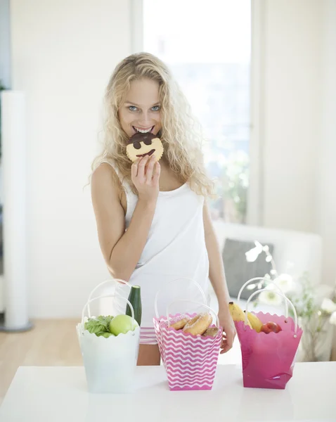 Vrouw eten cookie — Stockfoto