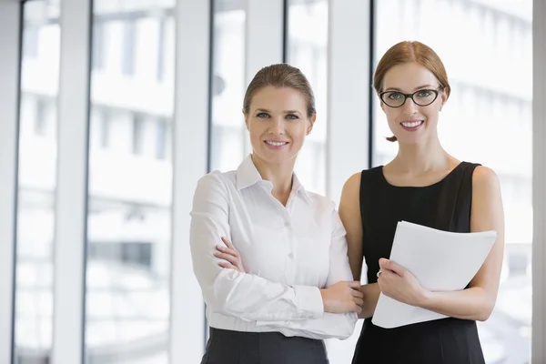 Geschäftsfrauen lächeln im Amt — Stockfoto