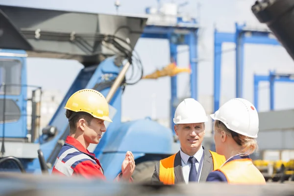 Workers discussing — Stock Photo, Image