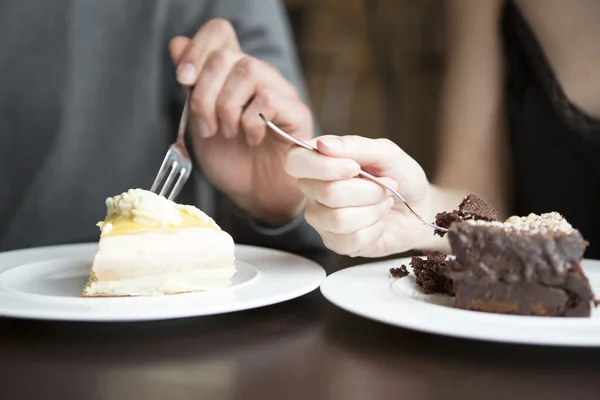 Casal comendo doces — Fotografia de Stock