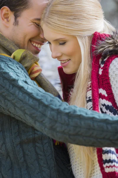 Paar in truien glimlachen — Stockfoto