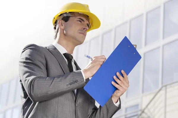 Arquitecto escribiendo en portapapeles —  Fotos de Stock