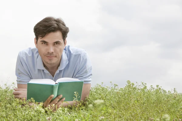 Homem segurando livro — Fotografia de Stock