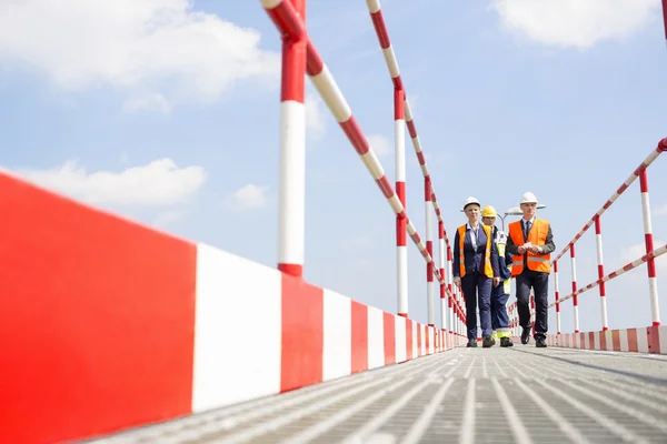 Travailleurs marchant sur passerelle — Photo