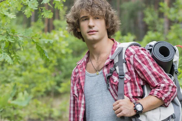 Caminhante masculino com mochila olhando para longe — Fotografia de Stock