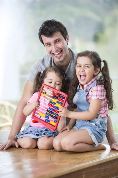 Padre e hijas jugando — Foto de Stock