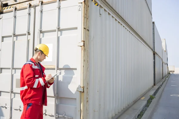 Trabalhador que inspeciona contentor de carga — Fotografia de Stock
