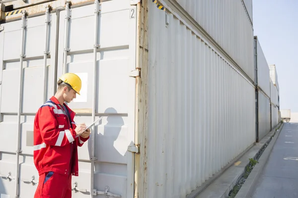 Arbetaren inspekterande last container — Stockfoto