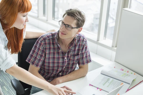 Geschäftspaar betrachtet sich gegenseitig — Stockfoto